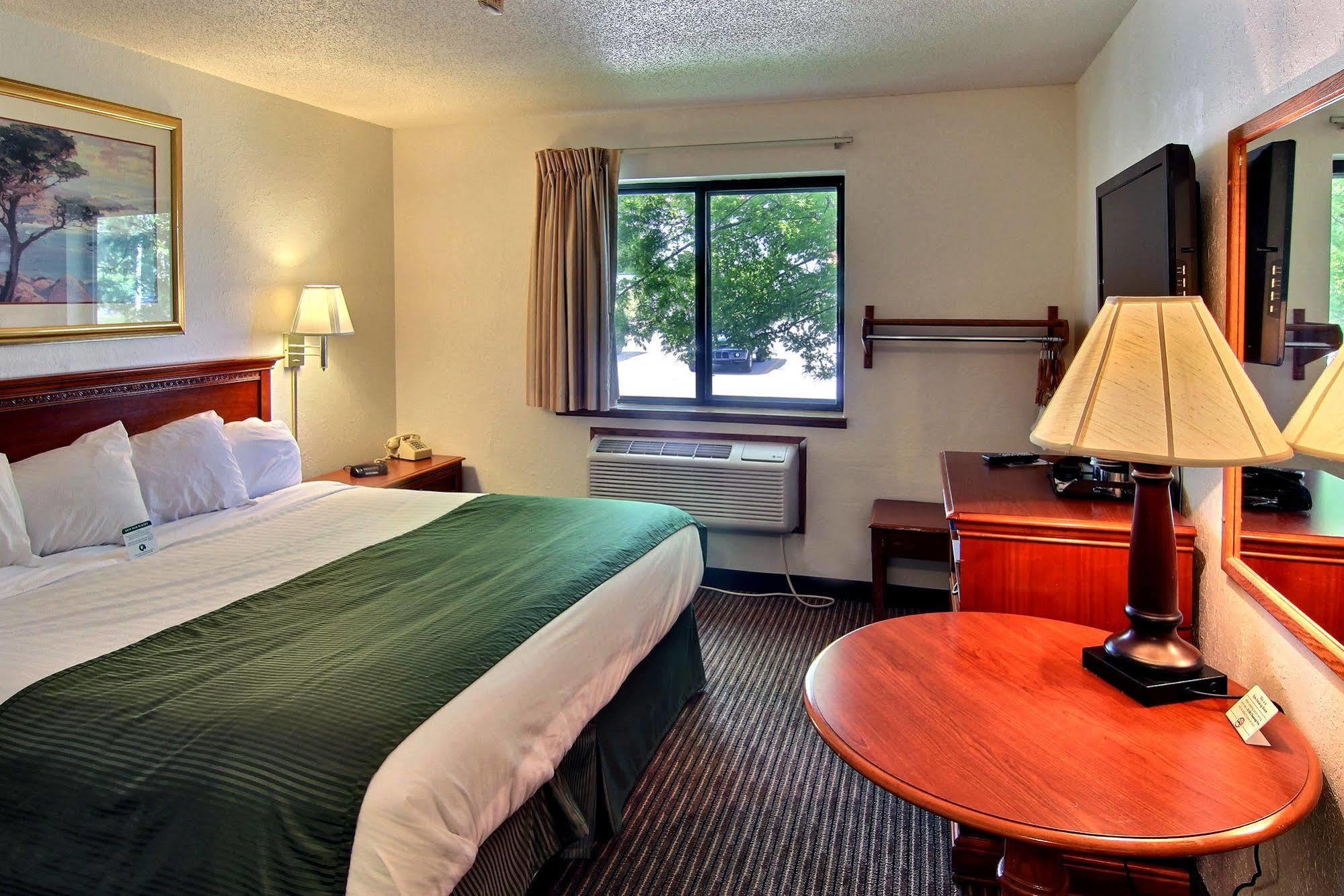 Days Inn & Suites By Wyndham Traverse City Szoba fotó